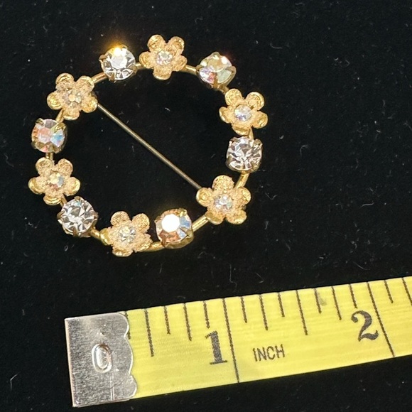 VINTAGE, sparkly Austrian crystal gold/brass tone floral circular brooch - Picture 7 of 10